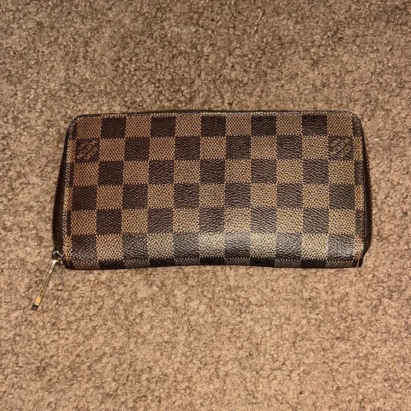 Authentic Louis Vuitton Damier Ebene Zippy Wallet in Excellent Condition - Picture 2 of 13